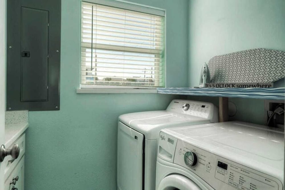Sleeps 24, 2 Homes 2blocks to the Beach, Pool, Game Room, Patio w/ Outdoor Bar