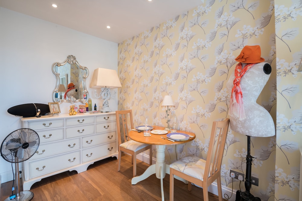 Charming Chelsea Home by the River Thames