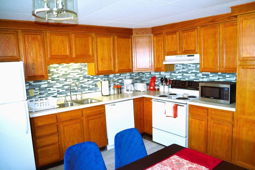 Red 4 Apartment - Experience the Comfort of This Charming