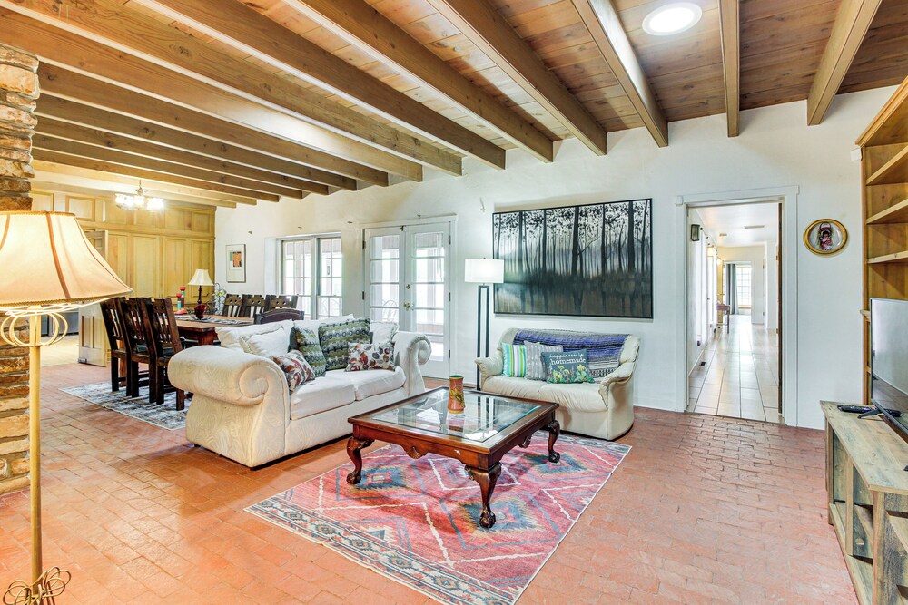 3 Mi to Zoo & Garden: Spacious Albuquerque Home