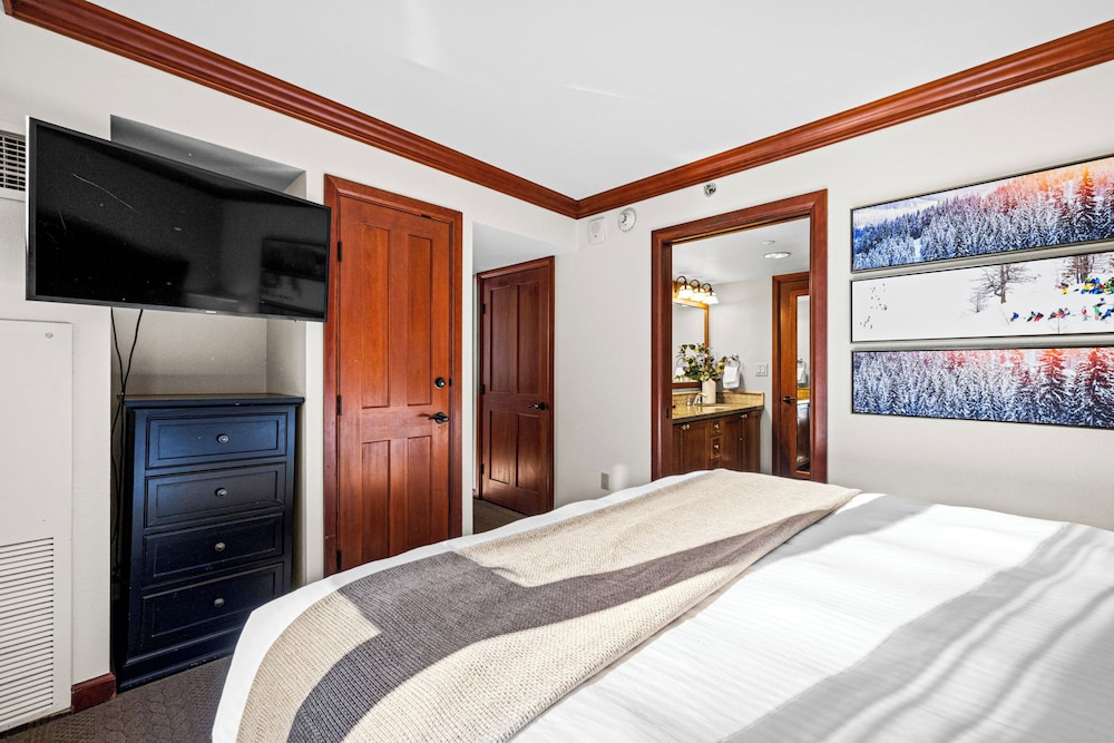 Condo w/ Fireplace & Community Perks