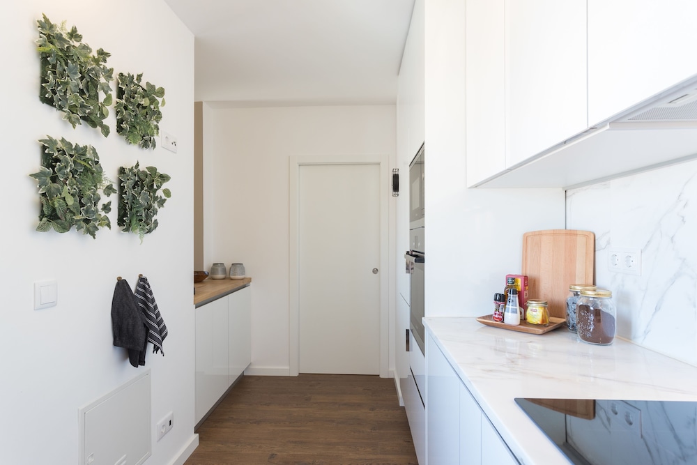 Alfama Lounge Three-Bedroom Apartment w/ River View and Parking - by LU Holidays