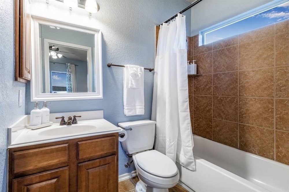 Serene Views Ideal For Long Stays Heated Pool