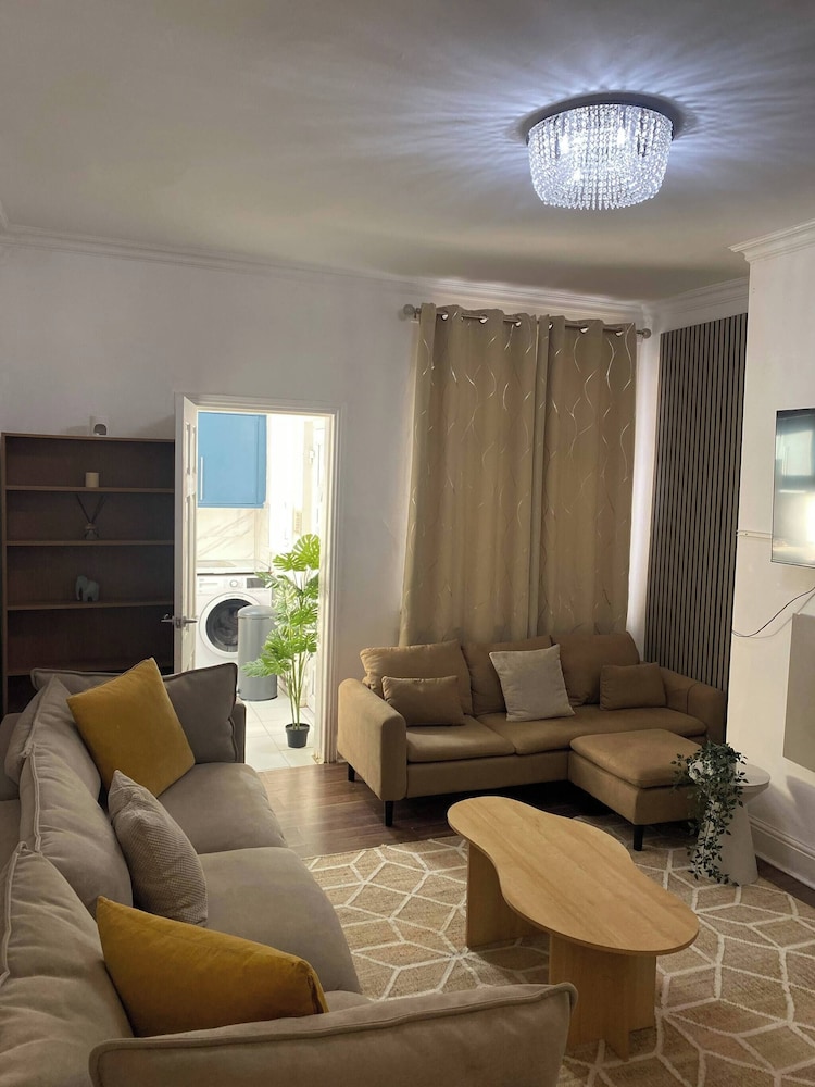 Modern Townhouse-free Parking-game Room-w-ifi