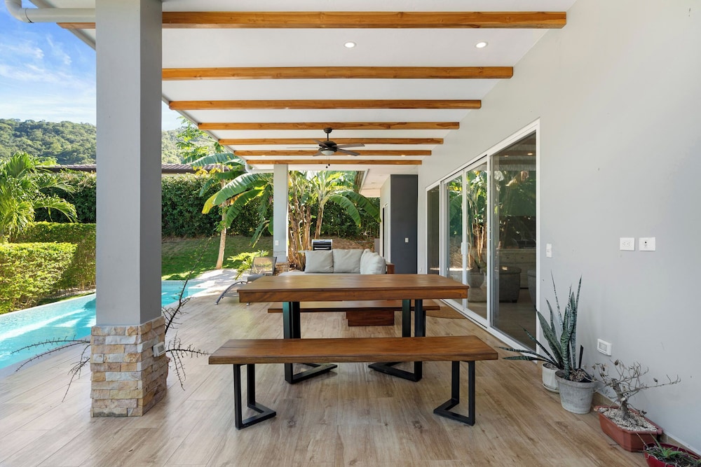 Luxurious Home with Bright, Modern Design and Private Infinity Pool in High-End Community