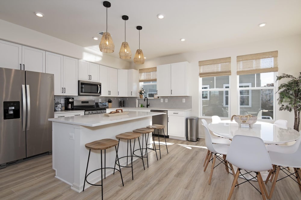 New Intown Waterfront Townhome w Pool Location view 5