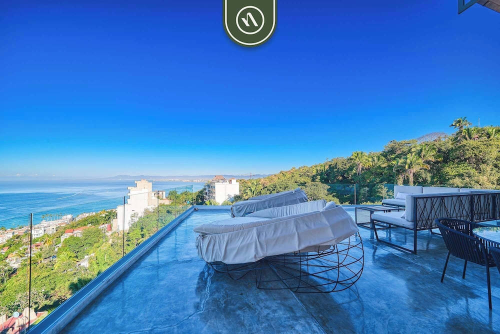 Ecofriendly 2BR Condo - Private Jacuzzi - Rooftop