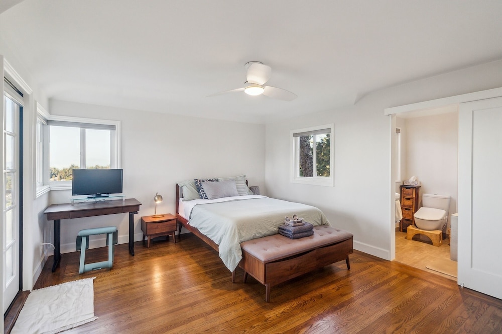 Charming 1933 Ridge-top Home With Stunning Views 4 Bedroom Home