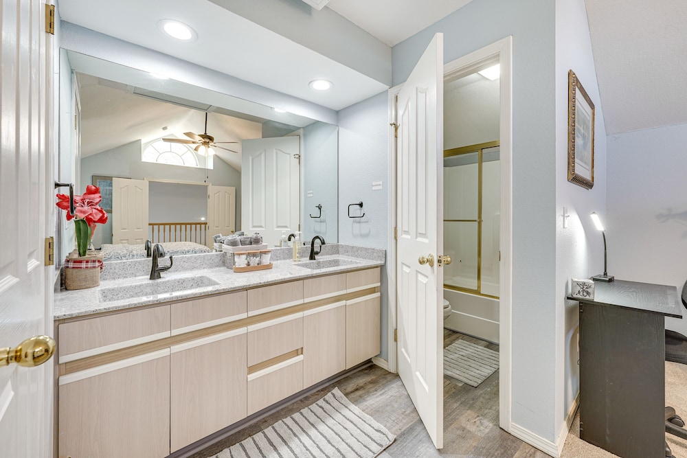 Updated Branson Condo w/ Lake Taneycomo Views!