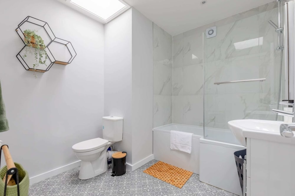 Newly Renovated 3BD Home, Islington!