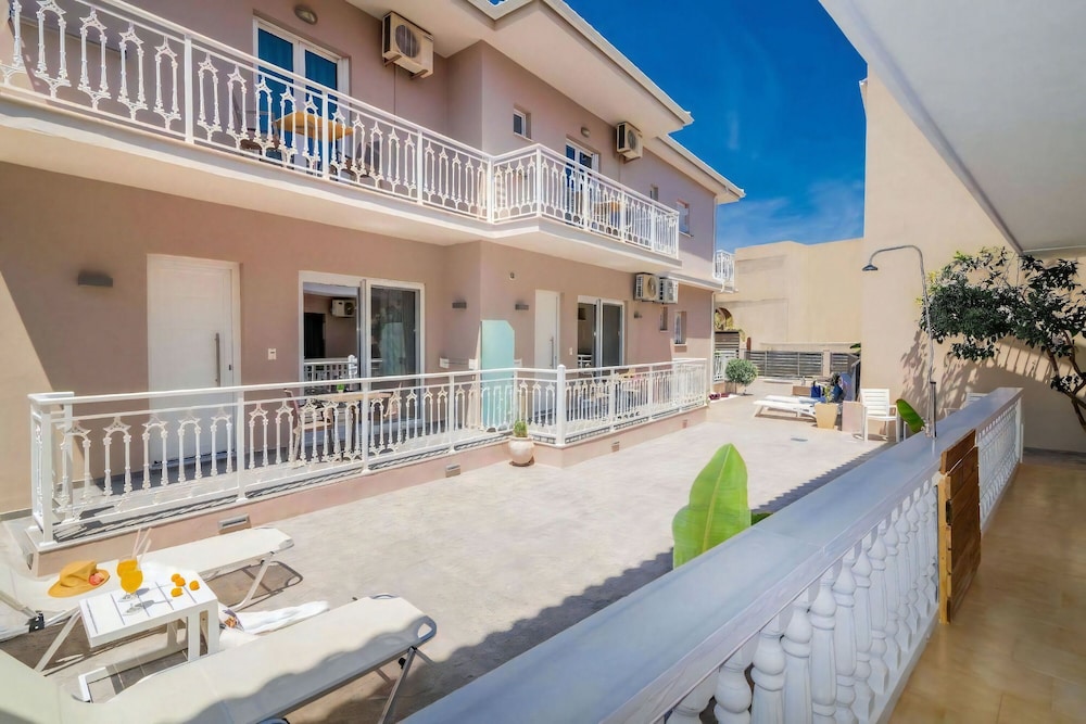 Nikos & Maria Studios