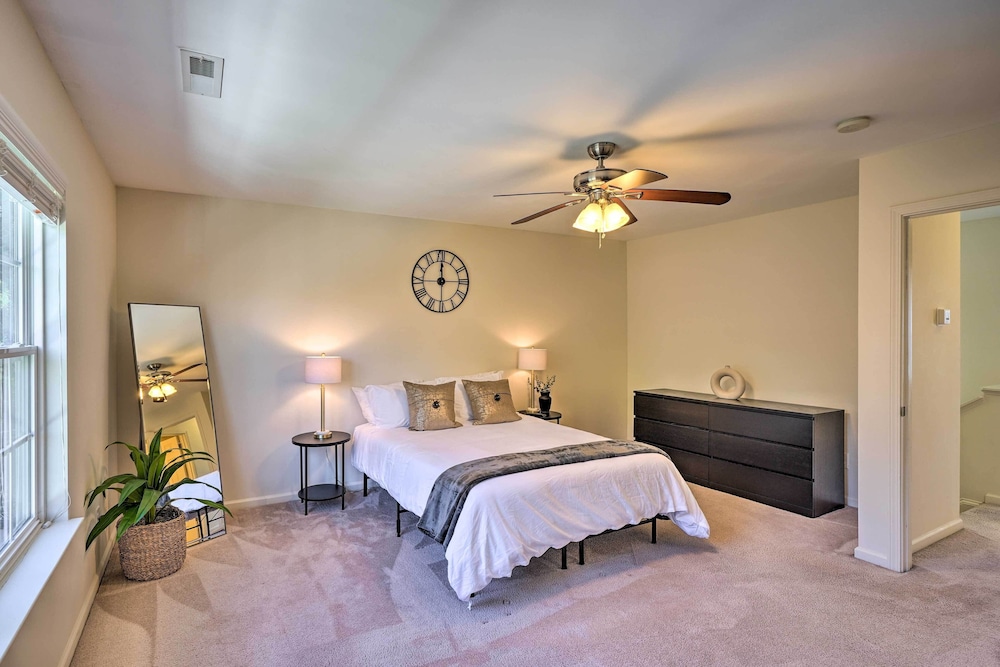 Charming Greensboro Townhouse With Back Patio! view 3