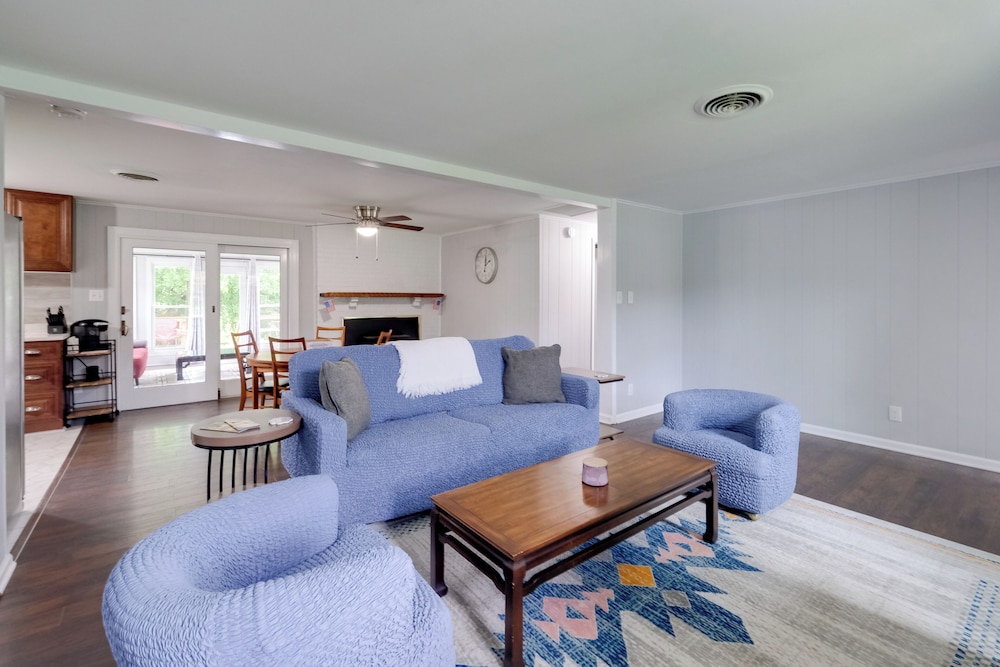 Fish, Relax & Enjoy Lake Views: Colonial Beach Gem