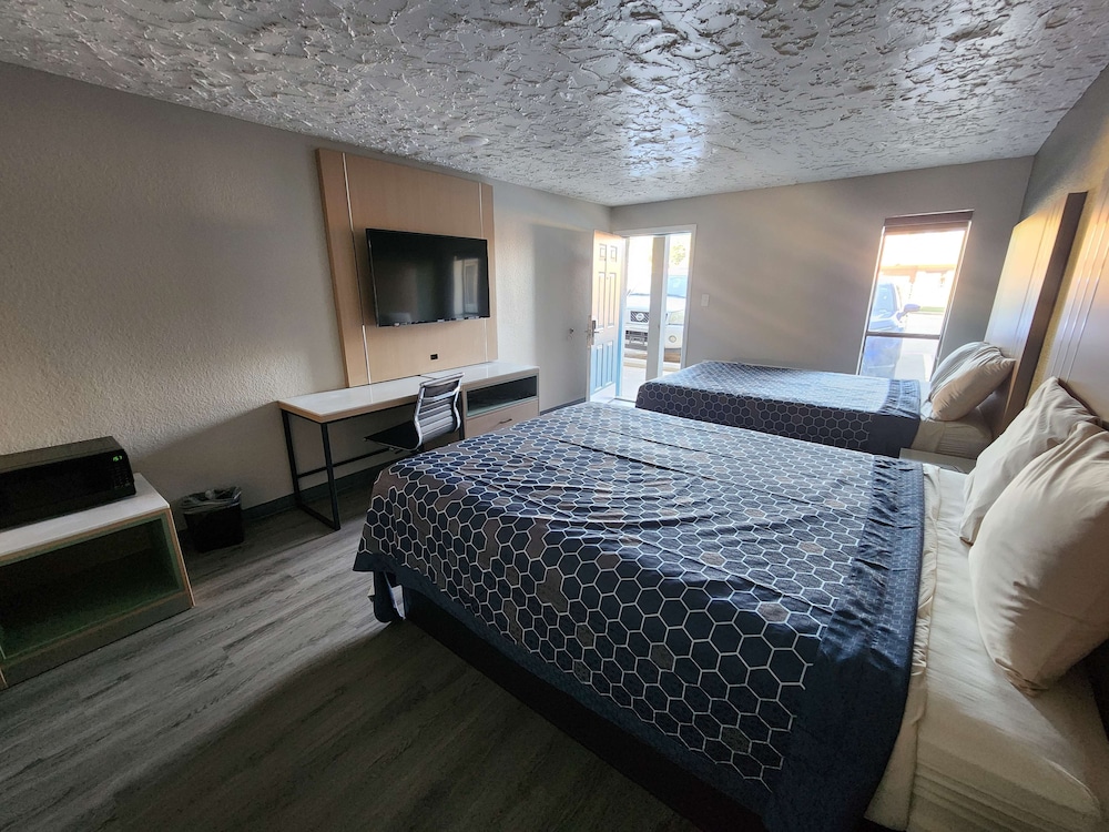 San Antonio Vacations - Americas Best Value Inn Longview - Property Image 2