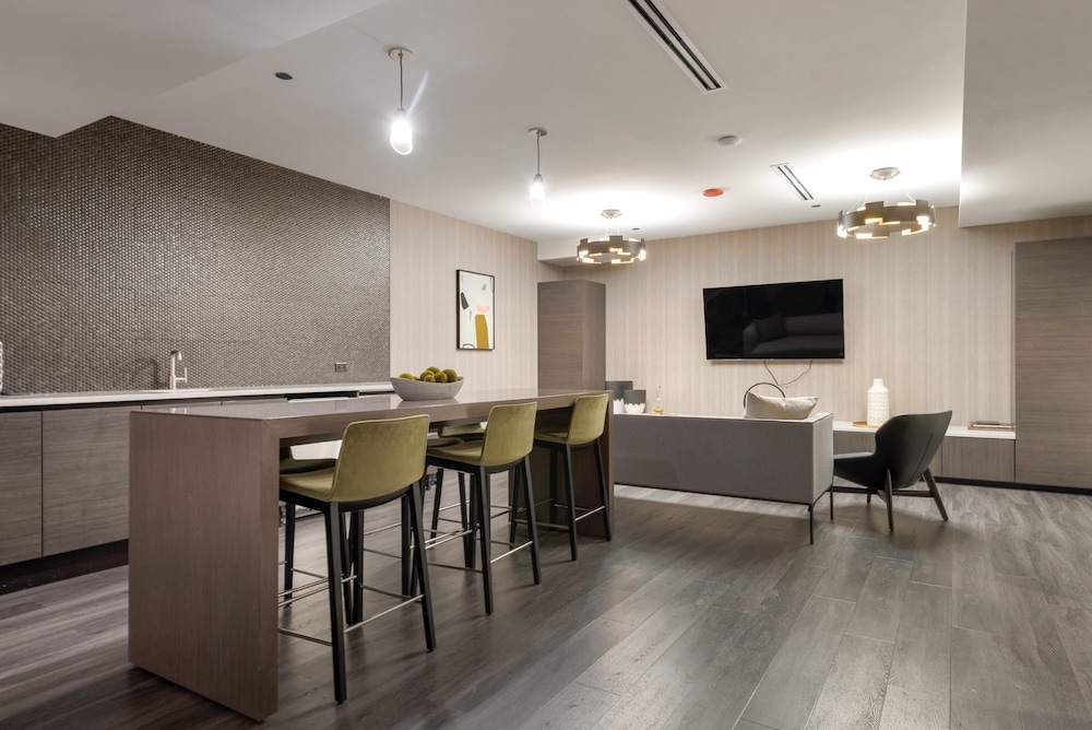 Apartment in The Loop Great Amenities Near Shops