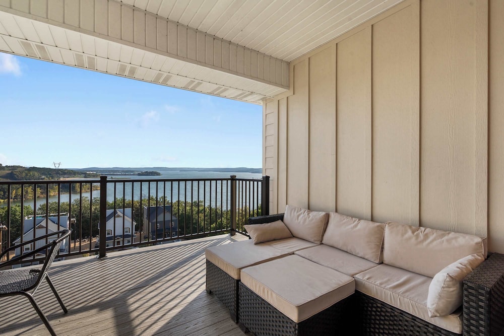 The Lakeview Penthouse 10ppl