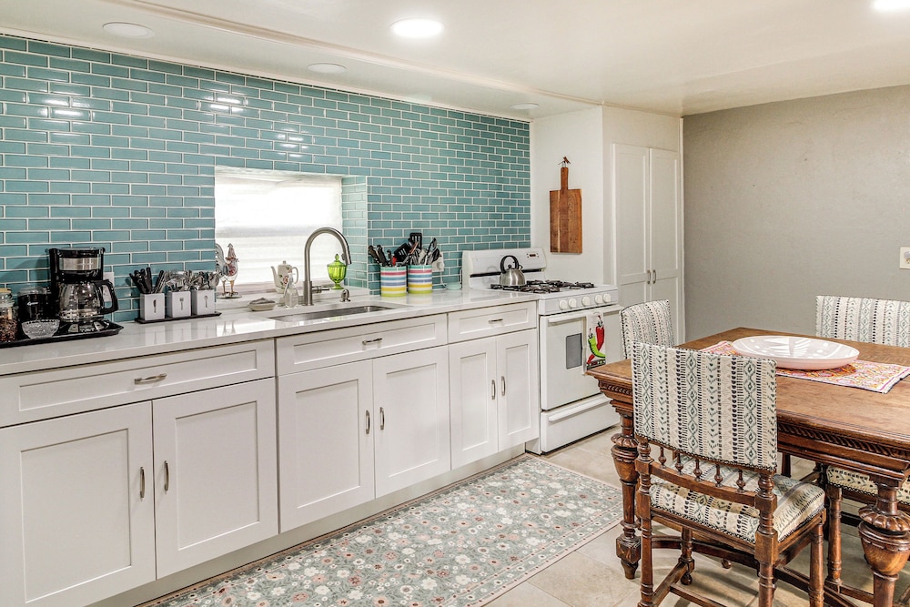 3 Mi to Old Town, Fenced Yard: ABQ Abode!