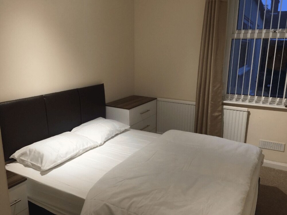 Room in Guest Room - Large Room in Leicester view 4
