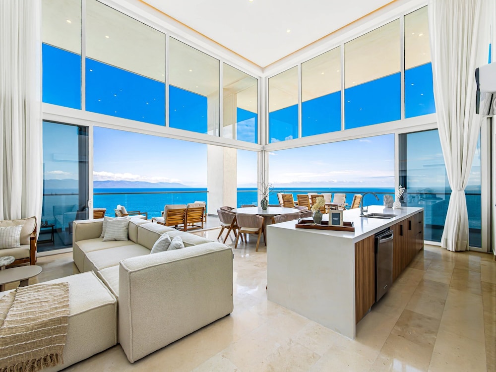 4BR Luxury Penthouse with Ocean Views