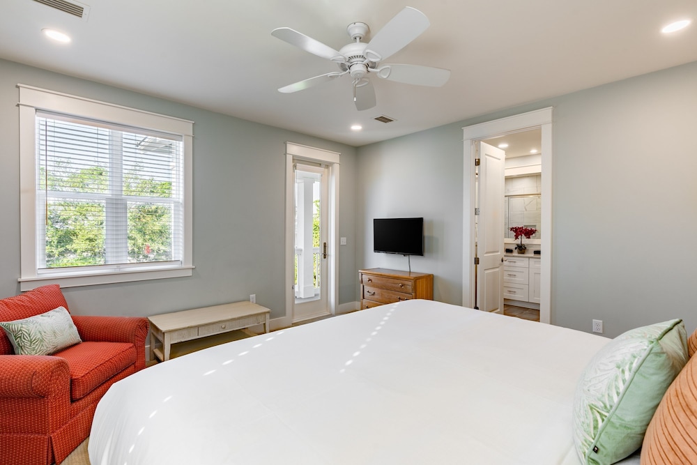 Gulf Coast Gem by Avantstay 3 Blocks to Beach Town Plaza Community Pool