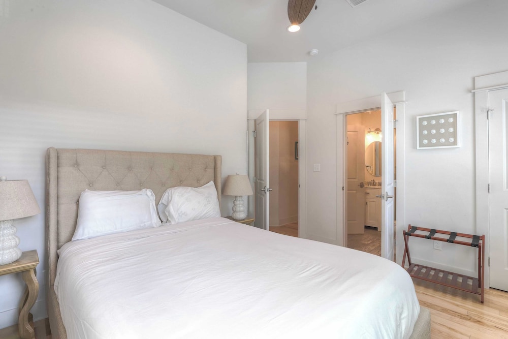 Dunn Inn 2 by Avantstay Walk to Beach, Pool Access, Sleeps 17!
