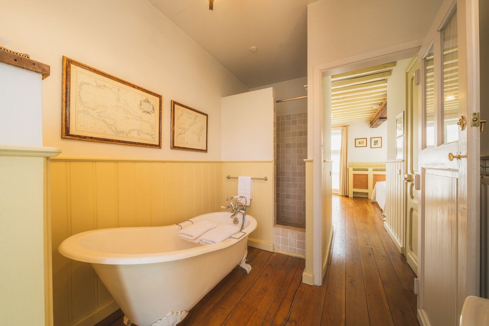 Number 11 Exclusive Guesthouse