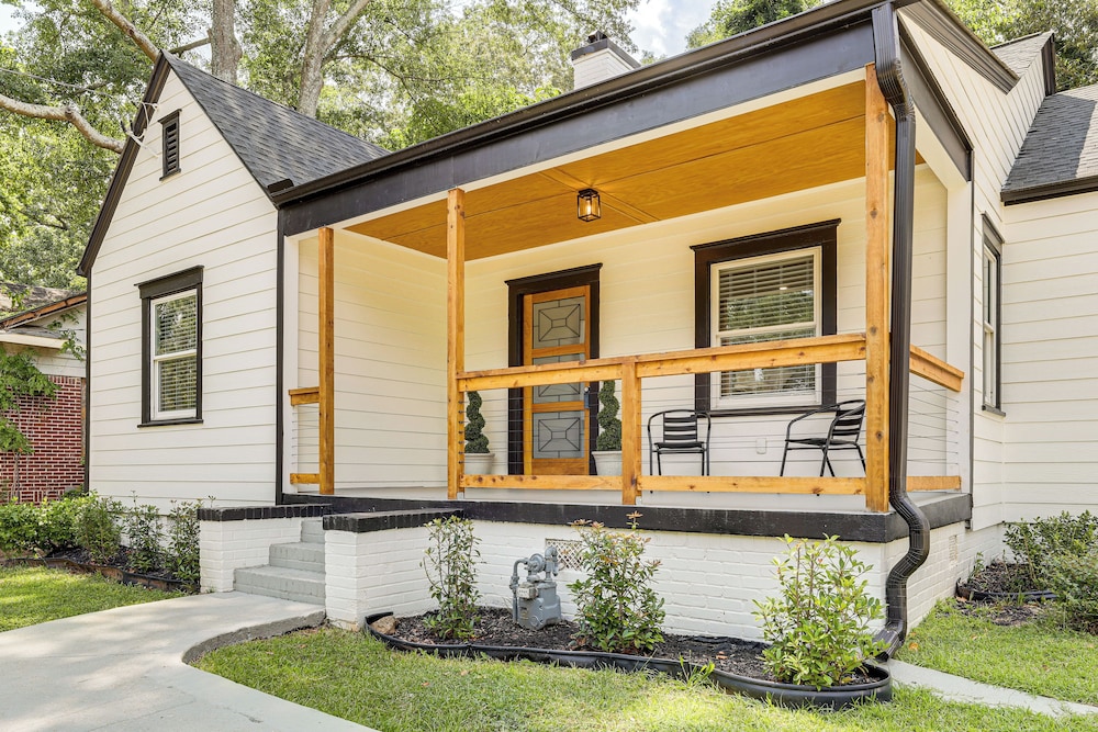 4 Mi to Aquarium & Arenas: Modern Atlanta Home