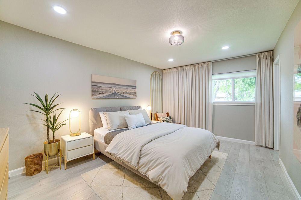 Spacious Family Home, 5 Mi to Galleria Dallas!