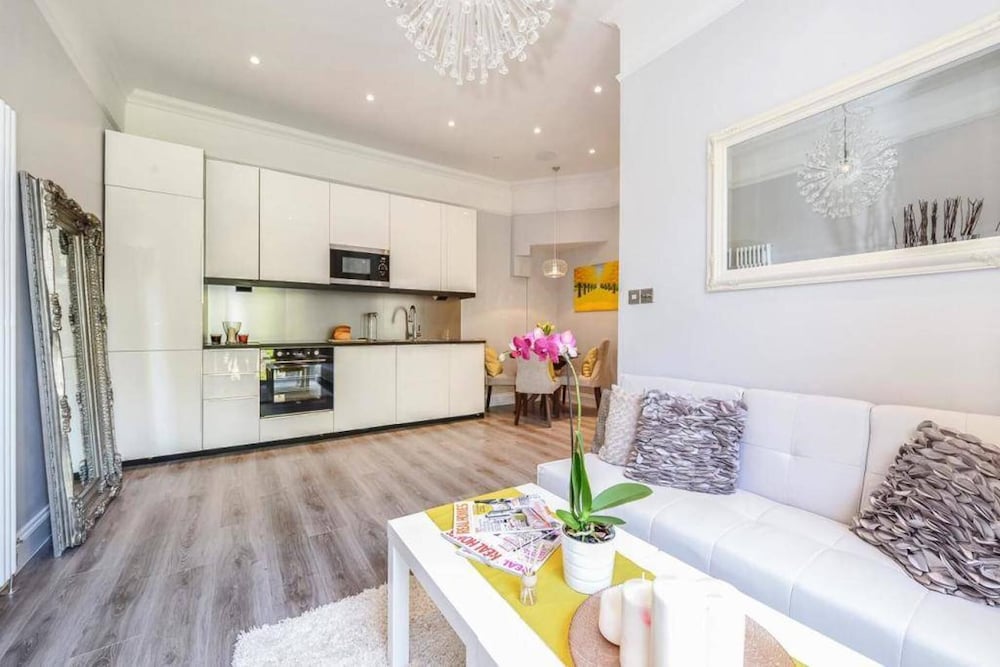 Elegant Ealing Apartment Retreat