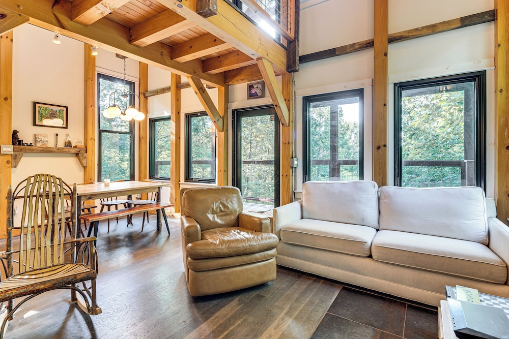Hot Tub & Mtn Views: Modern Old Fort Hideaway!