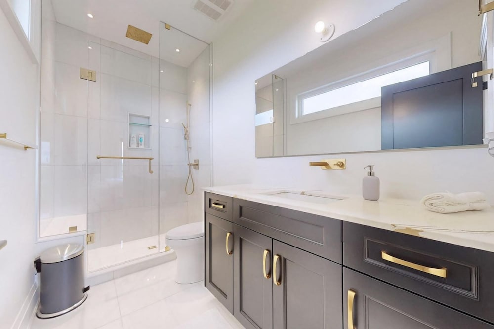 Lucky Mansion Luxury Villa in Fort Erie