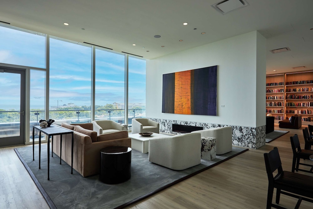 43 Fl World-class Escape w Breathtaking Lake Views