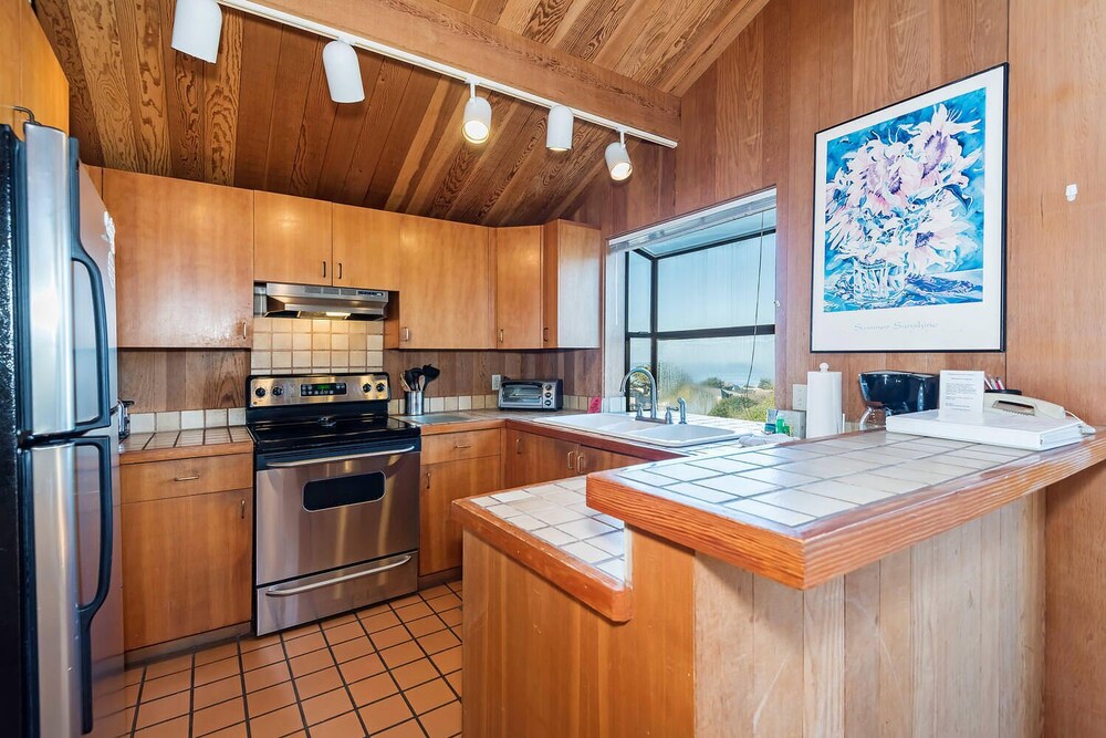 Viglione Fireplace, Hot Tub, & Ocean Views view 3