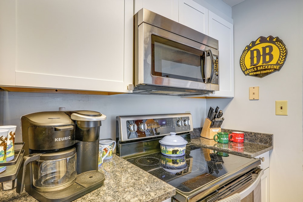 Wintergreen Resort Condo: Deck & Golf Course Views