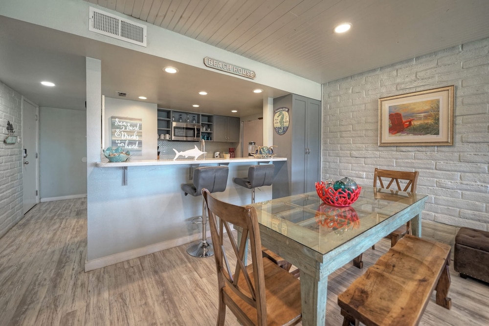 Pour Me a Vacation Mins to Beach Community Pool Tennis Court Private Balcony
