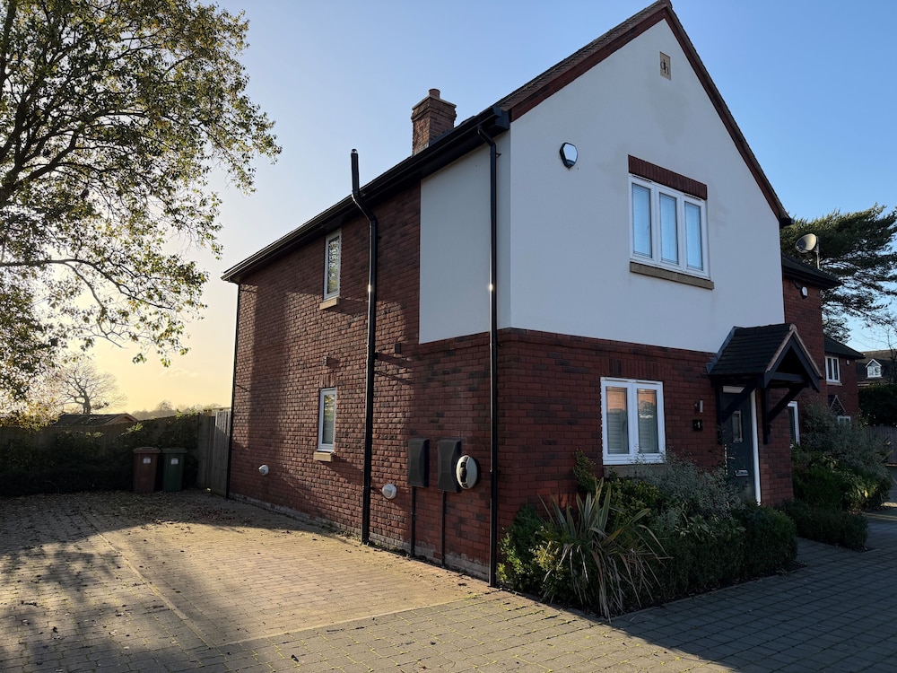 Luxury House - Sleeps up to 6 - Near Nec