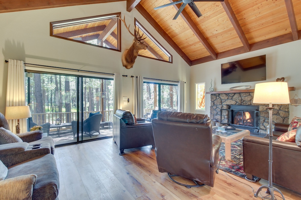 Game Room, Fire Pit, Deck: Remodeled Pinetop Cabin