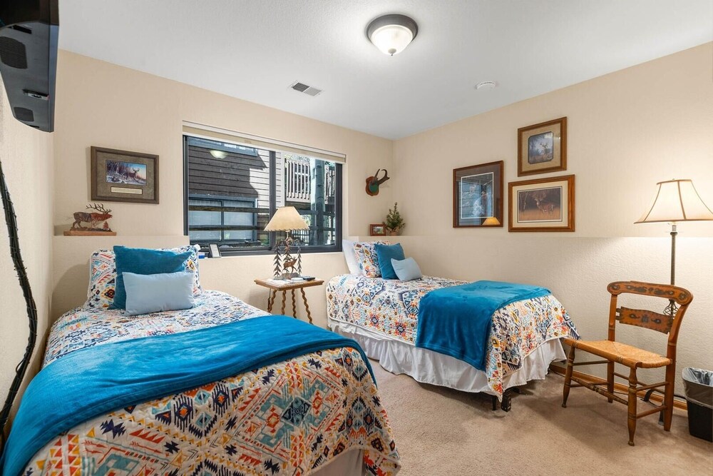 Mountainside 523 3 Bedroom Home by RedAwning