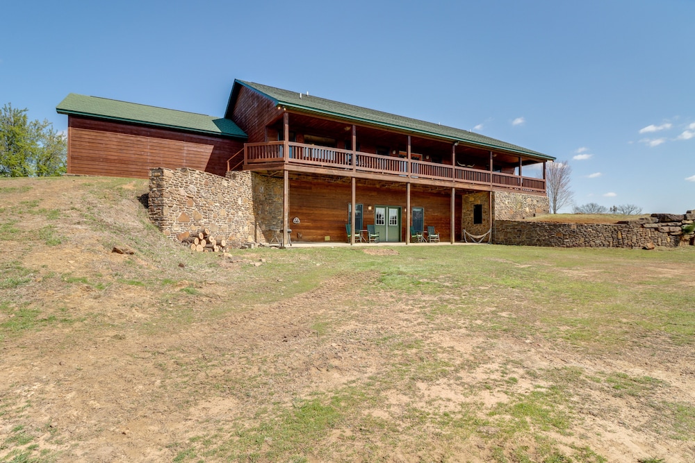 Mountain Views + Shared Pool: Ozarks Family Home view 4
