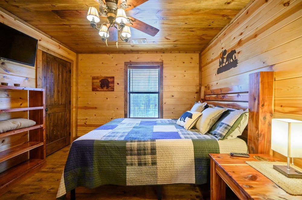 Whitetail Retreat Cabin for 13!