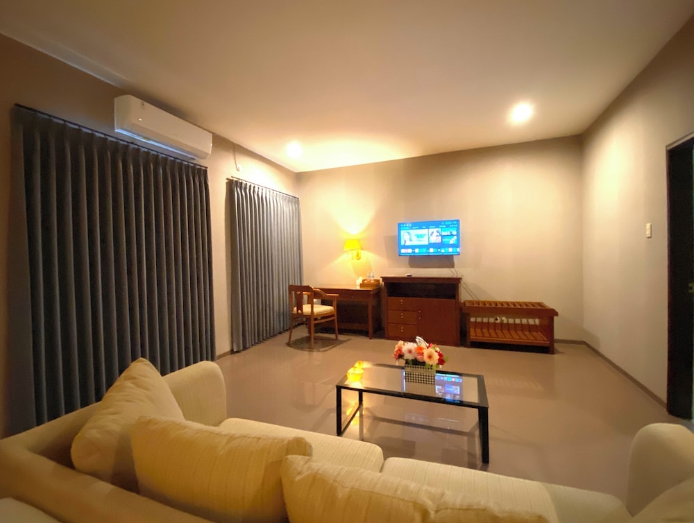 HOTEL GOLDEN SEASON