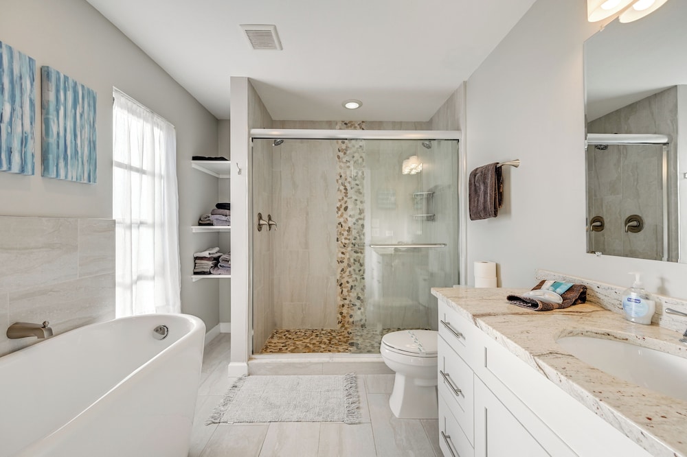 Walk to the Beach! Canal-front Marco Island Home