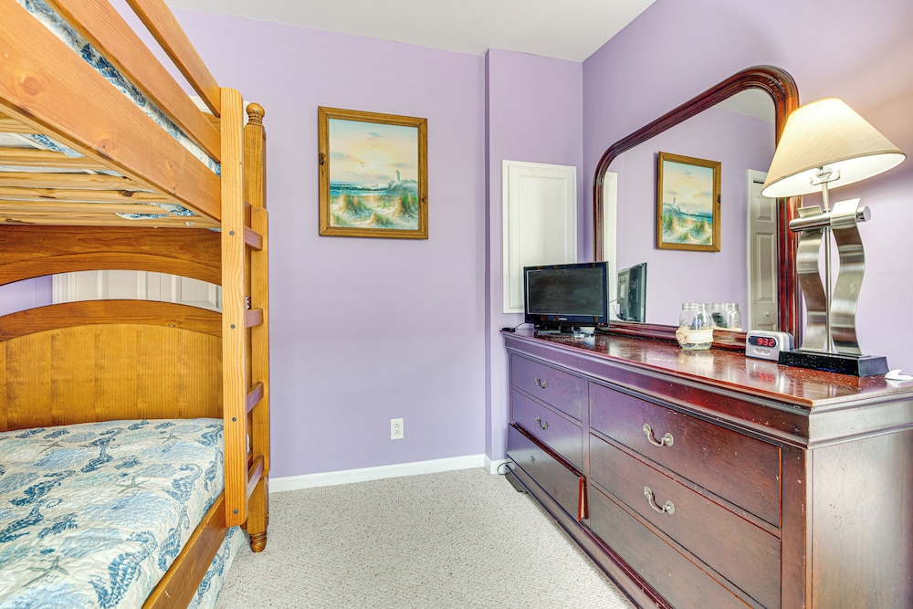 1 Mi to Beach: Cottage w/ Pool Access in Wells