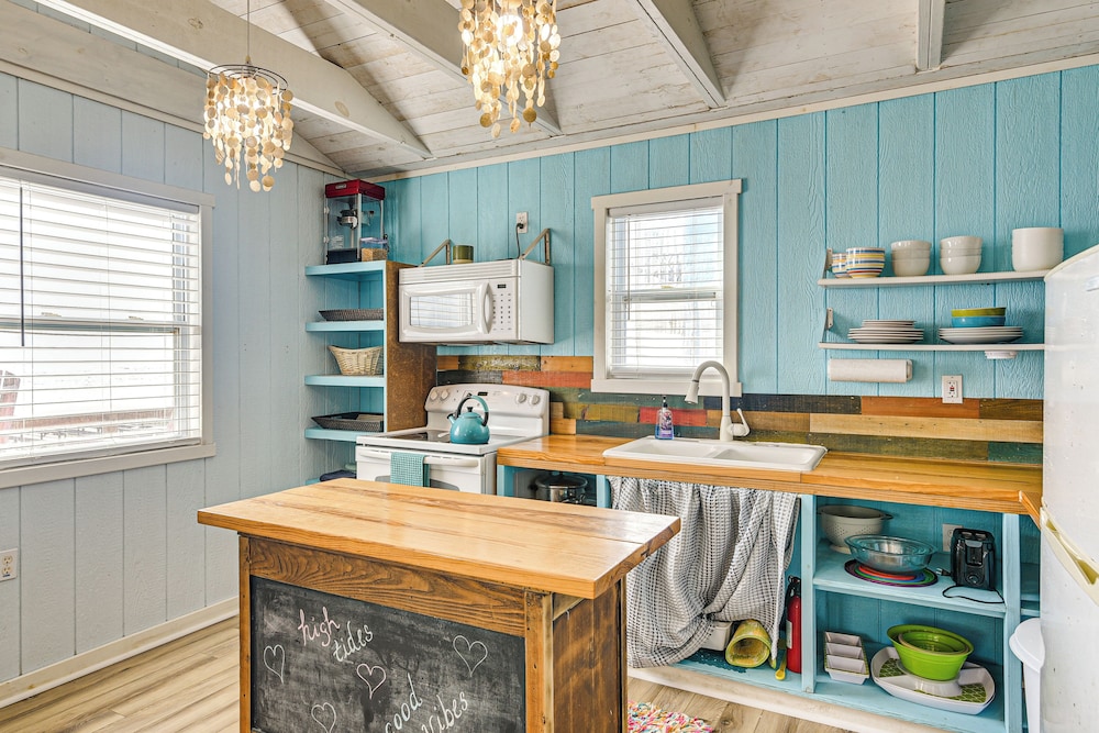 Beachfront Cottage w/ Boardwalk in Freeport