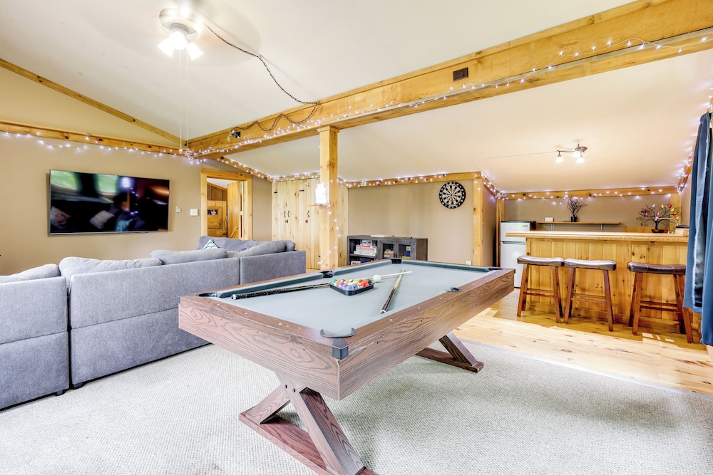 7 Mi to Glens Falls: Peaceful Retreat w/ Game Room