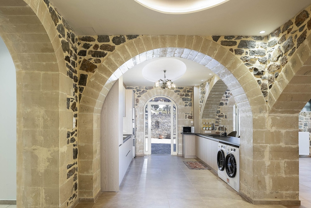 Villa Pasiphae - With Private Heated Pool
