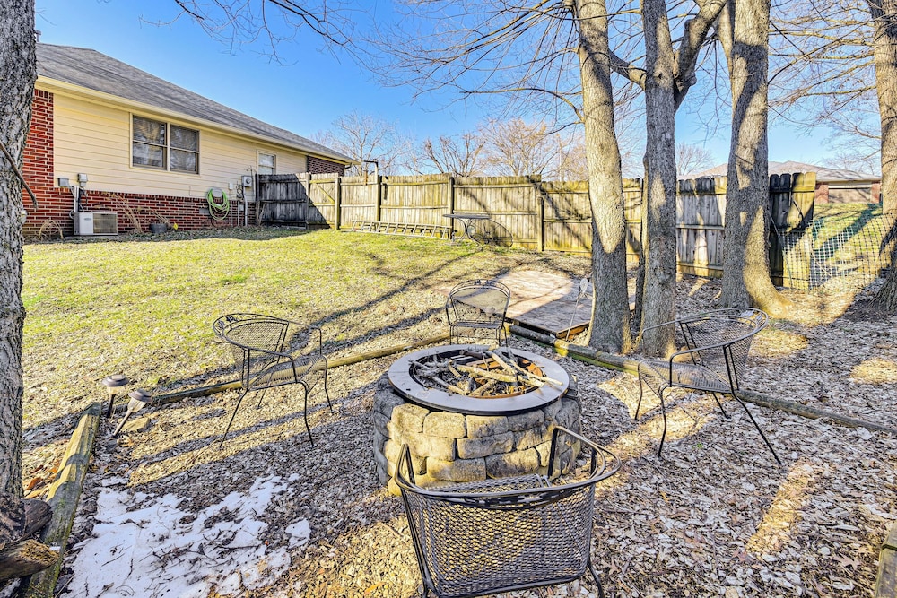 Family Home w/ Ping-pong & Fire Pit in Lexington