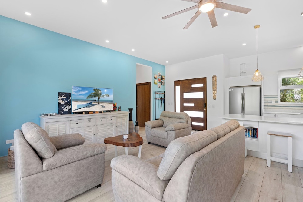 Luxurious Home with Bright, Modern Design and Private Infinity Pool in High-End Community