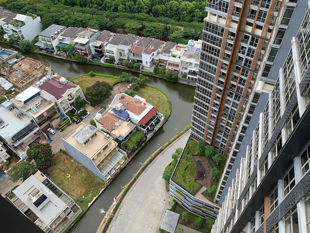 Warm And Modern Look Studio Room At Gold Coast Apartment view 5