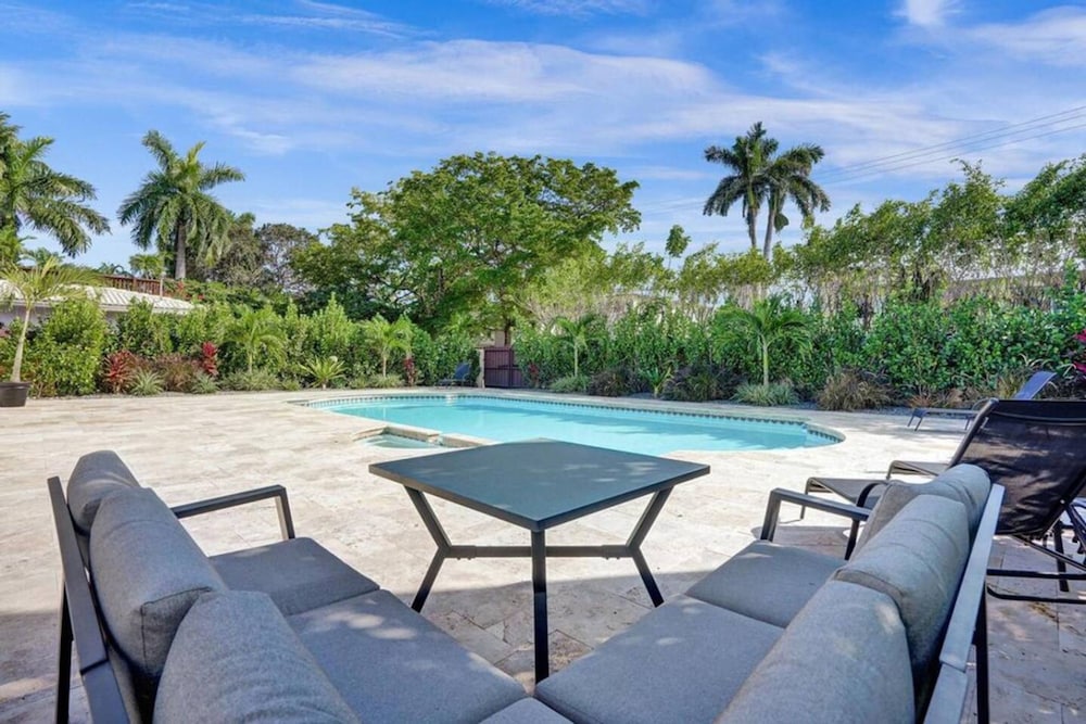 Pool House 3 Bedroom Home Victoria Park